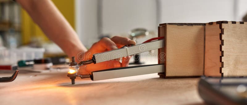Técnico masculino realiza experimentos científicos en la mesa fotos de archivo libres de regalías