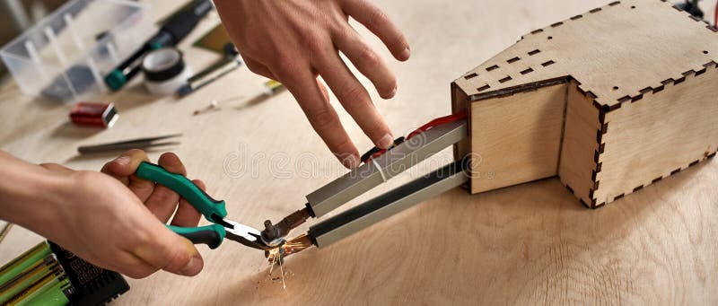 Técnico parcial o mano ingeniera experimentación imágenes de archivo libres de regalías