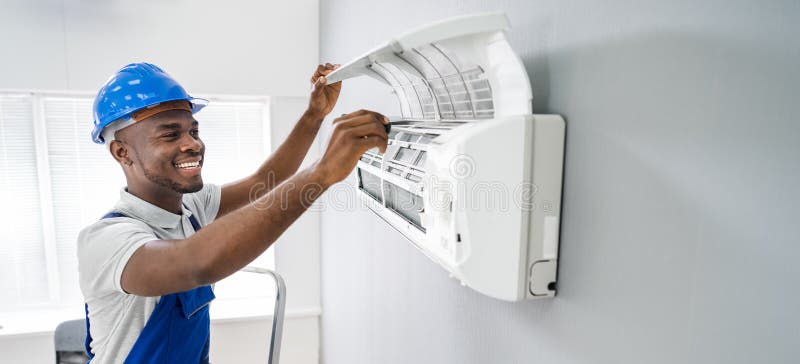 Técnico que conserta ar-condicionado