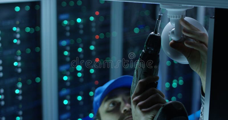 Técnico que instala a câmara de segurança foto de stock Técnico que instala a câmara de segurança foto de stock