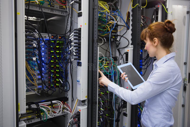 Técnico a usar tablet enquanto analisa o servidor imagens de stock royalty free