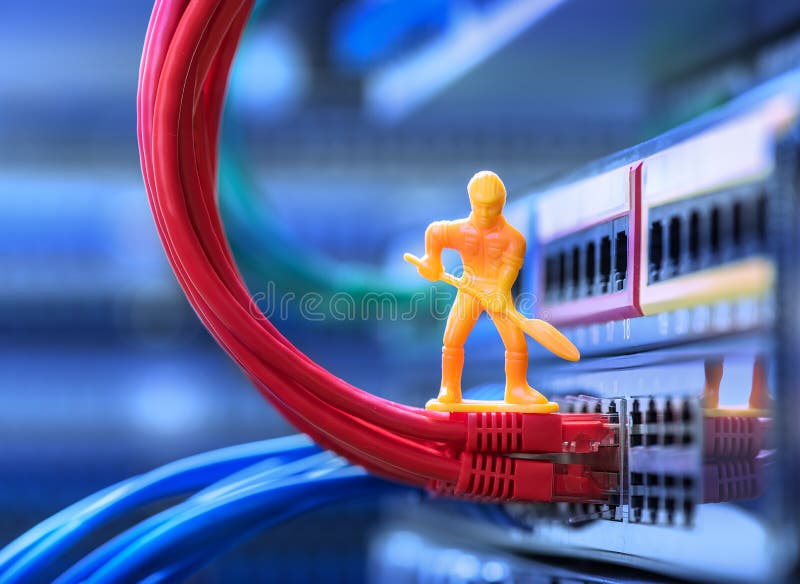 Técnicos miniatura que conectan la red imágenes de archivo libres de regalías