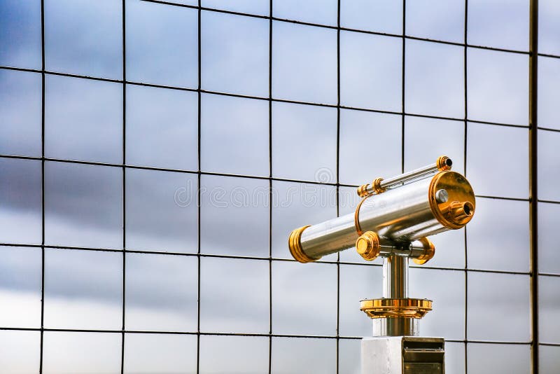 Télescope à la plate-forme d'observation donnant sur pour Paris photos libres de droits