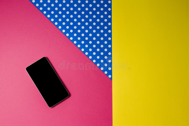 Téléphone intelligent se trouvant sur le fond coloré, vue supérieure photo libre de droits Téléphone intelligent se trouvant sur le fond coloré, vue supérieure photo libre de droits