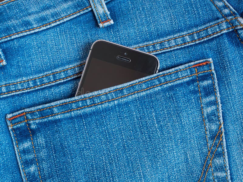 Téléphone portable noir avec un appareil-photo dans la poche arrière de blues-jean photo libre de droits Téléphone portable noir avec un appareil-photo dans la poche arrière de blues-jean photo libre de droits