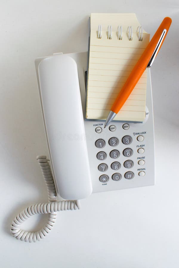 Téléphonez avec le papier et le stylo sur un fond blanc pour l'usage d'affaires images libres de droits Téléphonez avec le papier et le stylo sur un fond blanc pour l'usage d'affaires images libres de droits