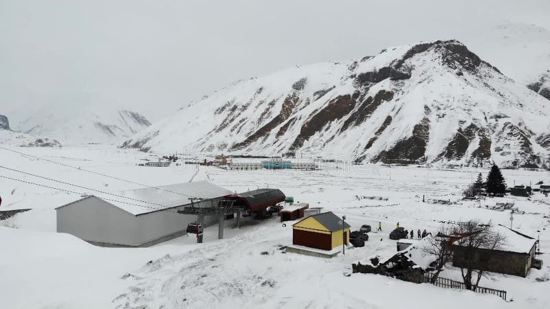 Téléphérique se levant dans la station de ski d'hiver.
