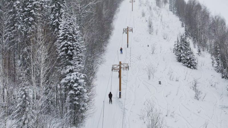 Téléskis câble remorque de la station de ski neige câble remorque dans la forêt d'hiver réglage vue aérienne. remorque de la corde