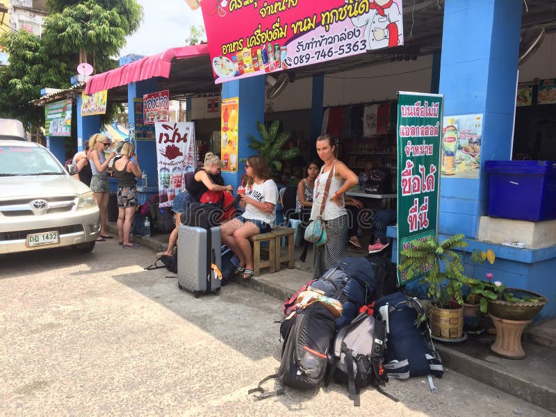 Término de autobuses en Kho Chang, Tailandia imágenes de archivo libres de regalías Término de autobuses en Kho Chang, Tailandia imágenes de archivo libres de regalías