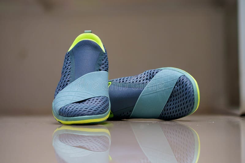 Tênis de corrida da mulher sem corda no fundo do borrão com refle imagem de stock