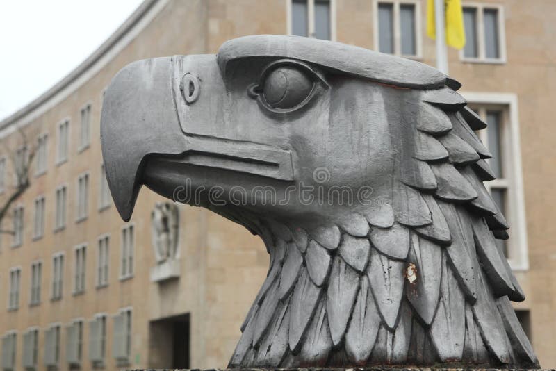 Tête d'Allemand Eagle devant l'aéroport du Tempelhof à Berlin photo stock Tête d'Allemand Eagle devant l'aéroport du Tempelhof à Berlin photo stock