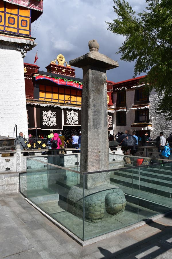 Tíbet, Lasa, China, junio, 02, 2018 Gente que camina cerca de símbolo fálico delante del templo budista antiguo del jokhang en Lh imagenes de archivo Tíbet, Lasa, China, junio, 02, 2018 Gente que camina cerca de símbolo fálico delante del templo budista antiguo del jokhang en Lh imagenes de archivo
