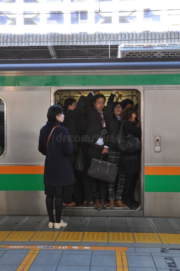 Tóquio, Japão: 13 de novembro de 2014 - multidão de viagem dos povos imagens de stock Tóquio, Japão: 13 de novembro de 2014 - multidão de viagem dos povos imagens de stock
