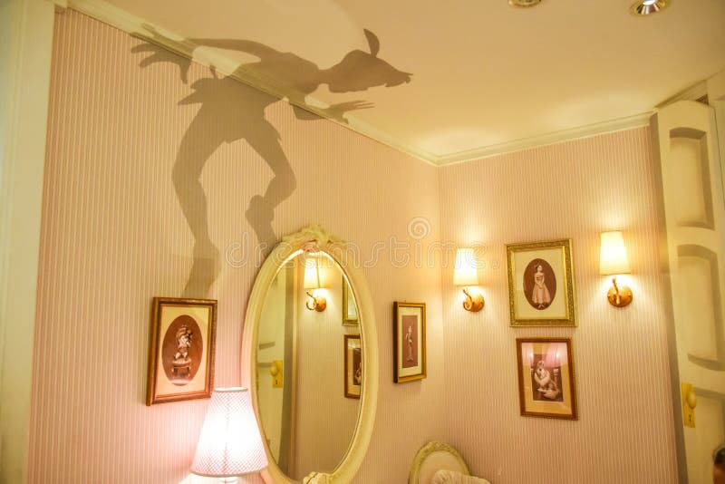 TÓQUIO, JAPÃO: A sala do ` s de Wendy com sombra do ` s de Peter Pan na instalação da parede em Disneystore localizou em Shibuya