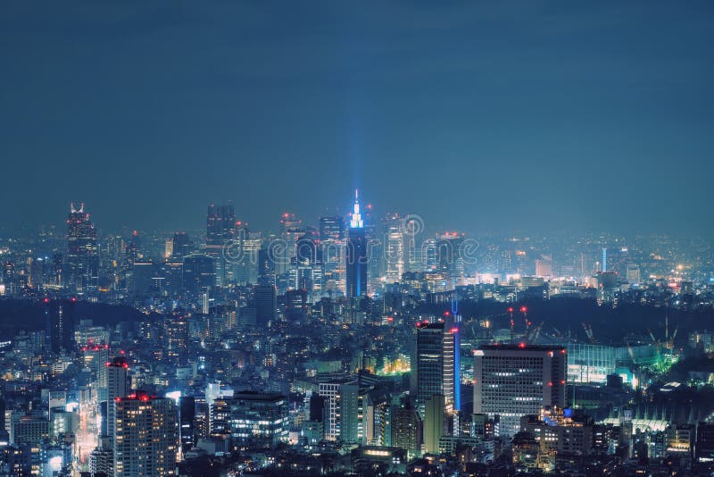 Tóquio, opinião da noite de Japão - imagem do conceito da cidade do negócio, construção moderna da arquitetura da cidade com ilum fotografia de stock