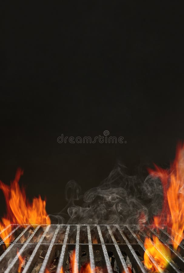 Tömt barbeck-grill med ljusflamma eld, träkol och rök på svart bakgrund Väntar på