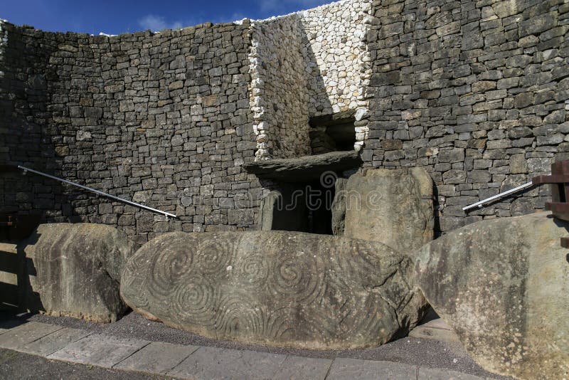 Túmulo megalítico 3200 da passagem de Newgrange BC fotografia de stock Túmulo megalítico 3200 da passagem de Newgrange BC fotografia de stock