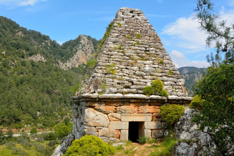 Túmulo monumental antigo que data do período Hellenistic em Turgut