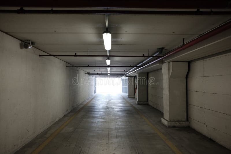 Túnel da saída do estacionamento coberto fotos de stock Túnel da saída do estacionamento coberto fotos de stock
