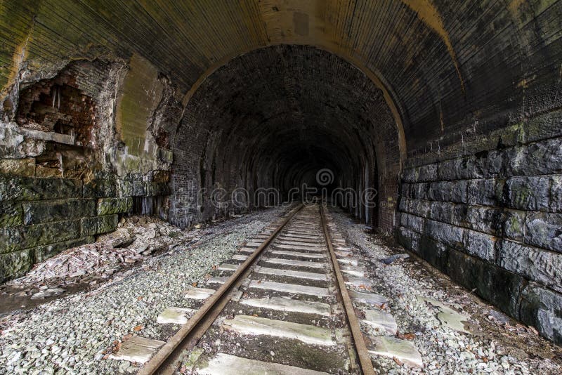 Túnel de estrada de ferro abandonado - Pensilvânia foto de stock Túnel de estrada de ferro abandonado - Pensilvânia foto de stock