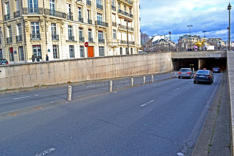 Túnel debajo de la llama de la libertad en el Pont D ‘Alma en París, Francia, fotografía de archivo libre de regalías Túnel debajo de la llama de la libertad en el Pont D ‘Alma en París, Francia, fotografía de archivo libre de regalías