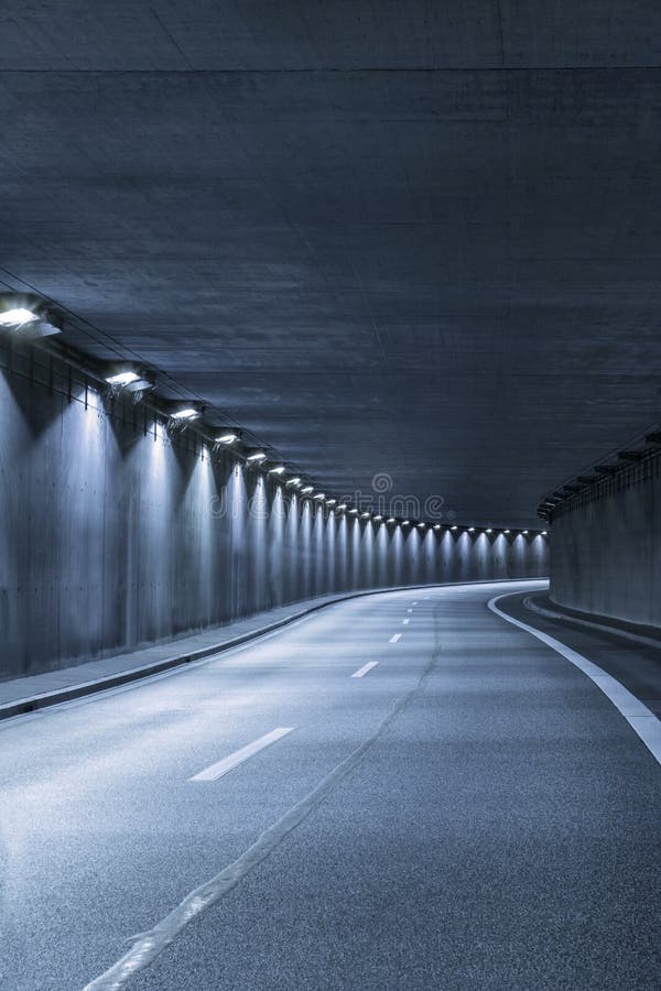 Túnel moderno da rua imagem de stock Túnel moderno da rua imagem de stock