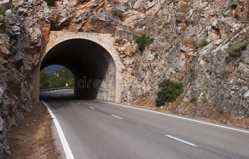 Túnel na estrada - formato CRU fotos de stock Túnel na estrada - formato CRU fotos de stock