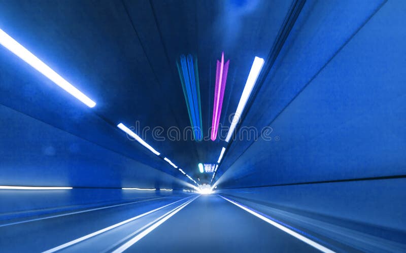 Túnel urbano da estrada da estrada imagem de stock royalty free Túnel urbano da estrada da estrada imagem de stock royalty free