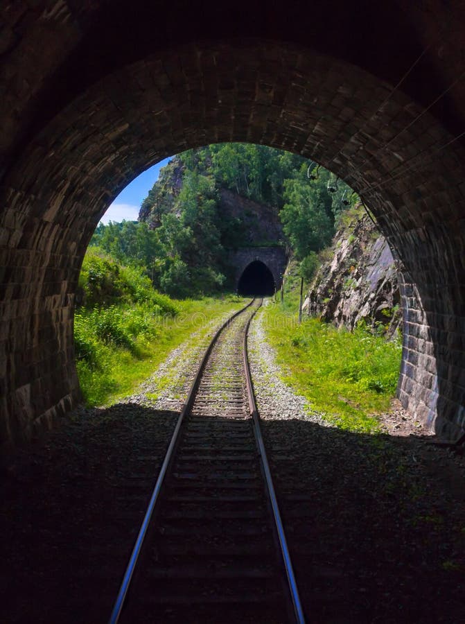 Túneles ferroviarios de las montañas en la orilla de Baikal fotos de archivo libres de regalías Túneles ferroviarios de las montañas en la orilla de Baikal fotos de archivo libres de regalías