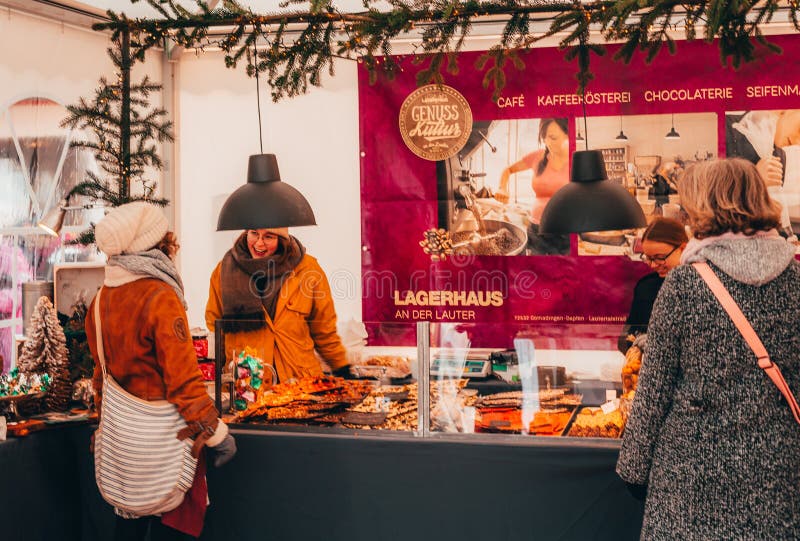 Tübingen, Alemanha - 6 de dezembro de 2019: Chocolate market ChocolART com botas de natal e bancas com muitas pessoas em pé fotografia de stock royalty free Tübingen, Alemanha - 6 de dezembro de 2019: Chocolate market ChocolART com botas de natal e bancas com muitas pessoas em pé fotografia de stock royalty free