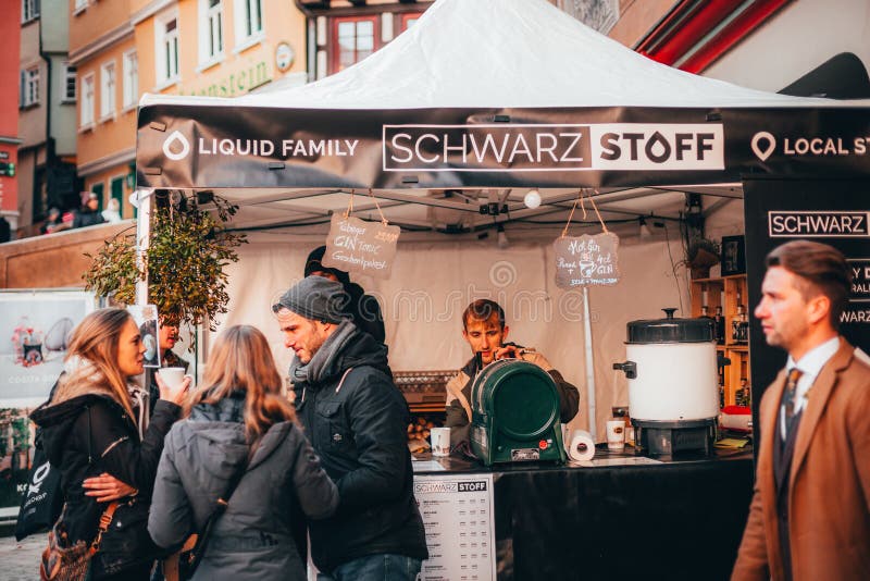 Tübingen, Alemanha - 6 de dezembro de 2019: Chocolate market ChocolART com botas de natal e bancas com muitas pessoas em pé fotografia de stock Tübingen, Alemanha - 6 de dezembro de 2019: Chocolate market ChocolART com botas de natal e bancas com muitas pessoas em pé fotografia de stock