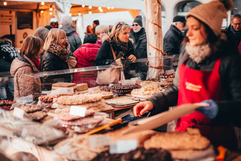 Tübingen, Alemanha - 6 de dezembro de 2019: Chocolate market ChocolART com botas de natal e bancas com muitas pessoas em pé imagens de stock Tübingen, Alemanha - 6 de dezembro de 2019: Chocolate market ChocolART com botas de natal e bancas com muitas pessoas em pé imagens de stock