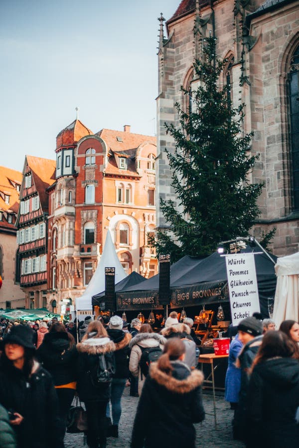 Tübingen, Alemanha - 6 de dezembro de 2019: Chocolate market ChocolART com botas de natal e bancas com muitas pessoas em pé fotos de stock Tübingen, Alemanha - 6 de dezembro de 2019: Chocolate market ChocolART com botas de natal e bancas com muitas pessoas em pé fotos de stock