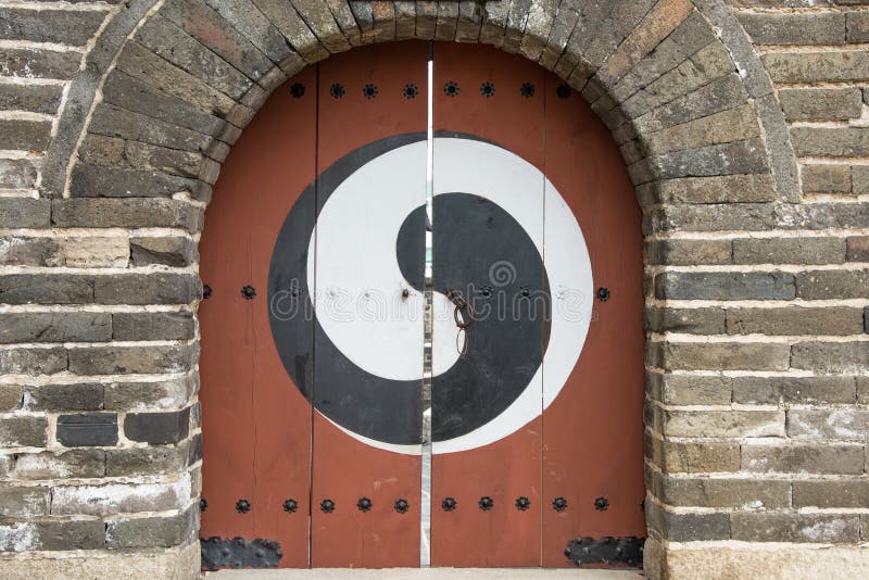  Tür des Koreaners Yin und Yangs stockbild