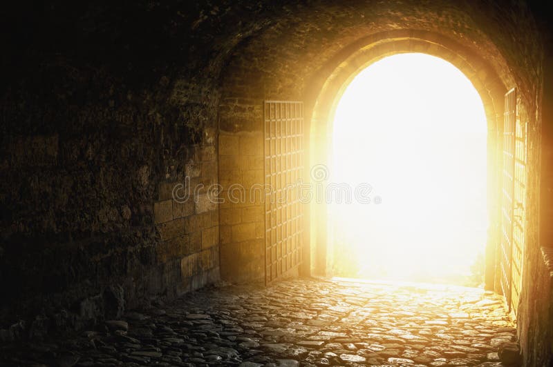 Tür zum Himmel Gewölbter Durchgang offen zu Himmel ` s Himmel Leuchte am Ende des Tunnels Leuchte am Ende des Tunnels