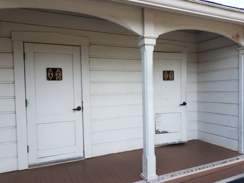 Türen zum Mann- und Frauenbadezimmer im weißen Gebäude lizenzfreie stockfotos Türen zum Mann- und Frauenbadezimmer im weißen Gebäude lizenzfreie stockfotos