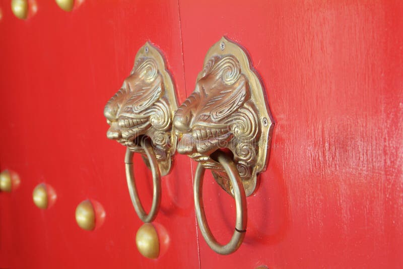 Türgriffe am chinesischen Tempel lizenzfreies stockbild Türgriffe am chinesischen Tempel lizenzfreies stockbild