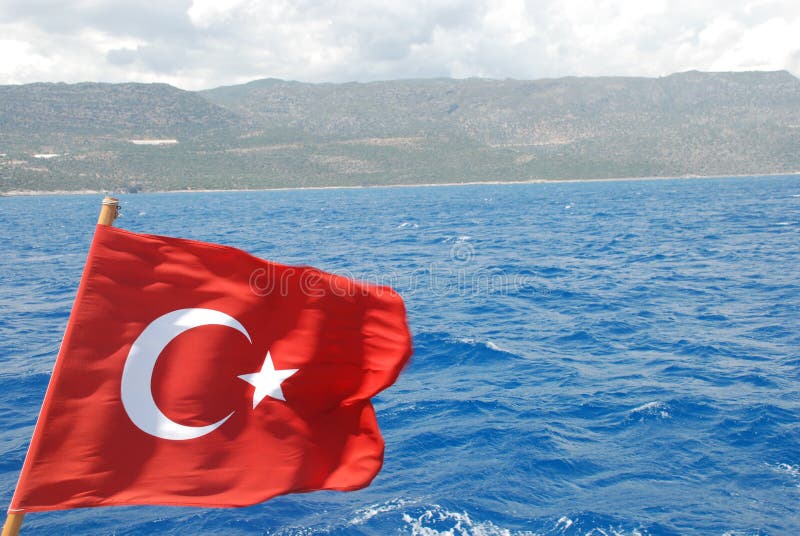 Türkische Flagge auf blauer Mittelmeerform stockfoto Türkische Flagge auf blauer Mittelmeerform stockfoto