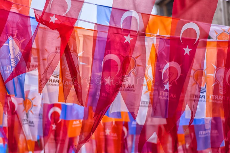 Türkische Flaggen auf der Straße von Istanbul stockfotos Türkische Flaggen auf der Straße von Istanbul stockfotos