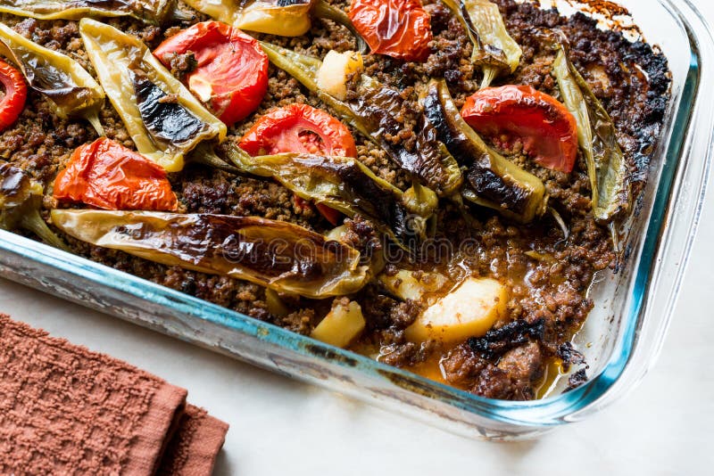 Türkische Lebensmittel-Ofenkartoffel-Kasserolle mit Hackfleisch Tomaten und grünem Paprika/Kiymali Patates lizenzfreie stockfotos Türkische Lebensmittel-Ofenkartoffel-Kasserolle mit Hackfleisch Tomaten und grünem Paprika/Kiymali Patates lizenzfreie stockfotos