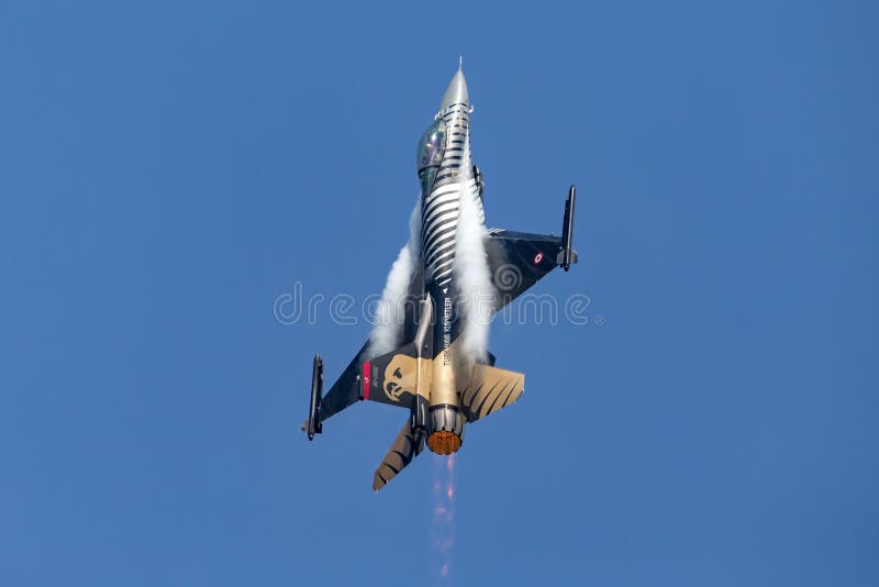 Türkischer kämpfender Falke Luftwaffen-Turk Hava Kuvvetleri General Dynamicss F-16CG 91-0011 des Solo- Türkeanzeigenteams stockfotografie Türkischer kämpfender Falke Luftwaffen-Turk Hava Kuvvetleri General Dynamicss F-16CG 91-0011 des Solo- Türkeanzeigenteams stockfotografie
