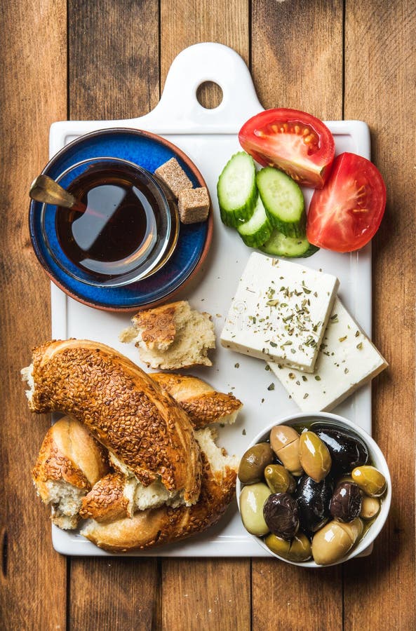 Türkisches traditionelles Frühstück mit Feta, Gemüse, Oliven, simit Bagel und Tee lizenzfreie stockfotos Türkisches traditionelles Frühstück mit Feta, Gemüse, Oliven, simit Bagel und Tee lizenzfreie stockfotos