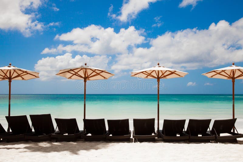 Türkismeer, deckchairs, weißer Sand und Strandschirme lizenzfreie stockbilder Türkismeer, deckchairs, weißer Sand und Strandschirme lizenzfreie stockbilder