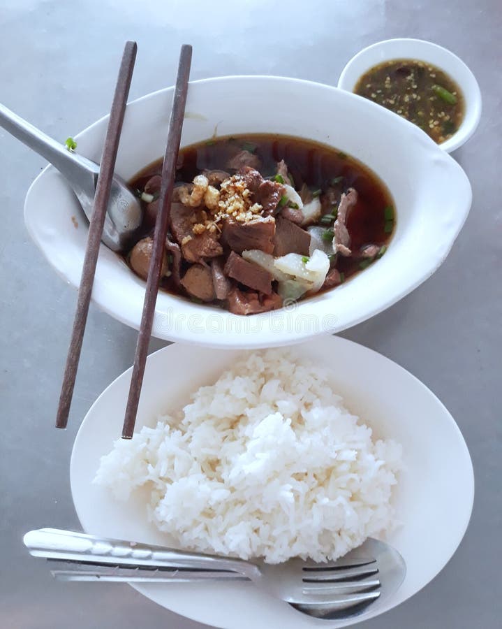 Tăiței de carne de vită cu abur într-un local asiatic popular stock photography
