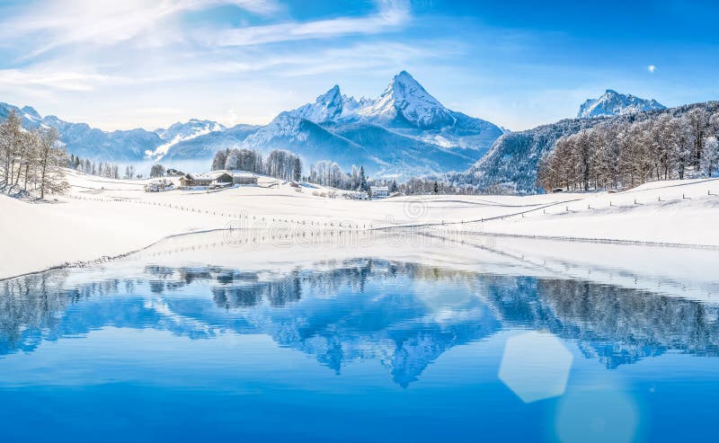 Tărâmul minunilor de iarnă din alpi reflectând în lacul de munte foarte clar stock photos