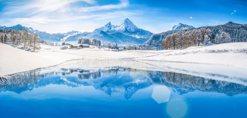 Tărâmul minunilor de iarnă din alpi reflectând într-un lac de munte foarte clar royalty free stock photos