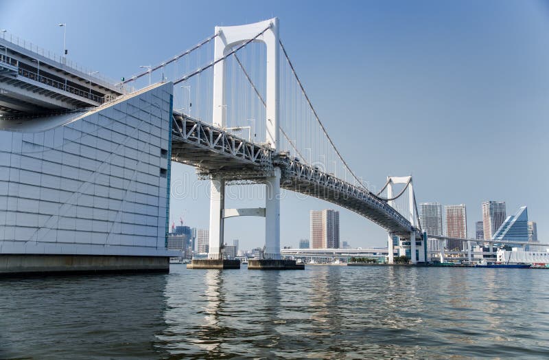 Tęcza most jest mostem na Tokio zatoce między Shibaura molem i Odaiba nabrzeżem mieszkania architektury budynku budynk?w betonowe obrazy stock Tęcza most jest mostem na Tokio zatoce między Shibaura molem i Odaiba nabrzeżem mieszkania architektury budynku budynk?w betonowe obrazy stock