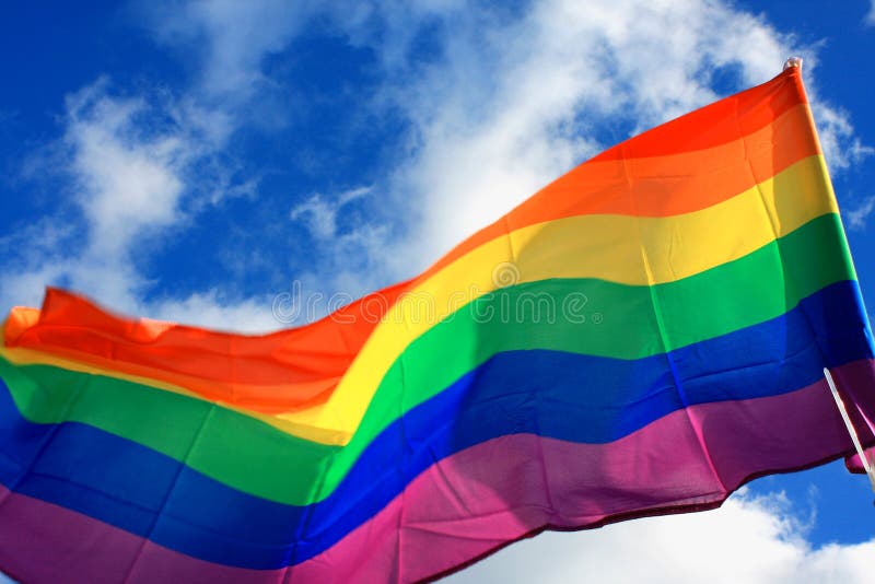 Tęczy LGBT chorągwiany ruch na nieba tle zdjęcie stock Tęczy LGBT chorągwiany ruch na nieba tle zdjęcie stock