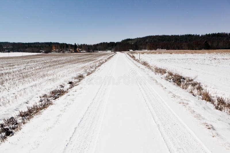 Tęsk śnieżna droga i gwiaździsty niebo w księżyc świetle zdjęcie stock Tęsk śnieżna droga i gwiaździsty niebo w księżyc świetle zdjęcie stock