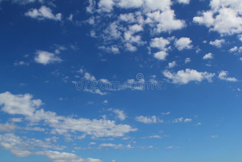 Tła błękit chmurnieje cloudscape nieba lato